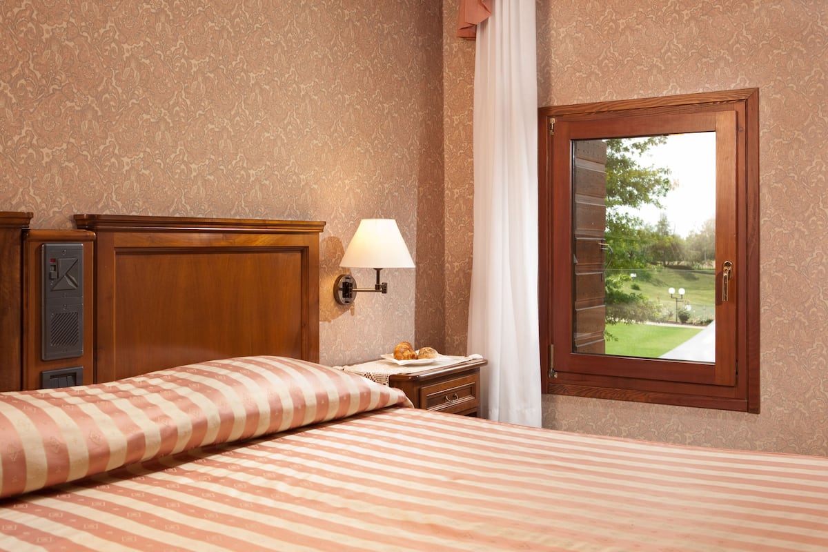 junior suite | 1 bedroom, frette italian sheets, minibar, in-room safe