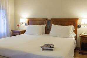 義大利 Frette 床單、迷你吧、客房內保險箱、書桌
