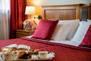 Camera Classic con letto matrimoniale o 2 letti singoli | Lenzuola Frette, minibar, una cassaforte in camera, una scrivania