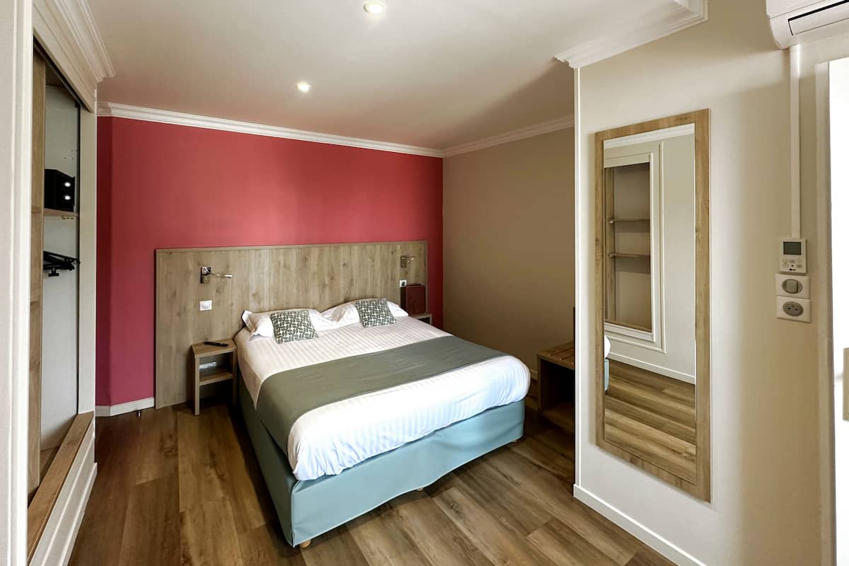 single room (supérieure) | in-room safe, individually decorated, desk, soundproofing