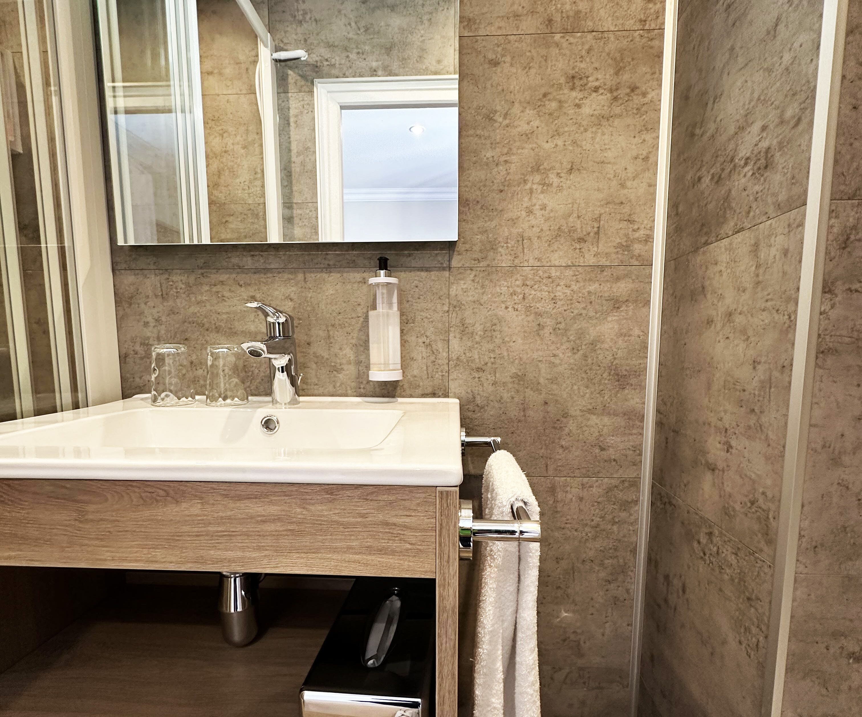 superior room, sea view (romance) | bathroom | shower, hydromassage showerhead, free toiletries, hair dryer