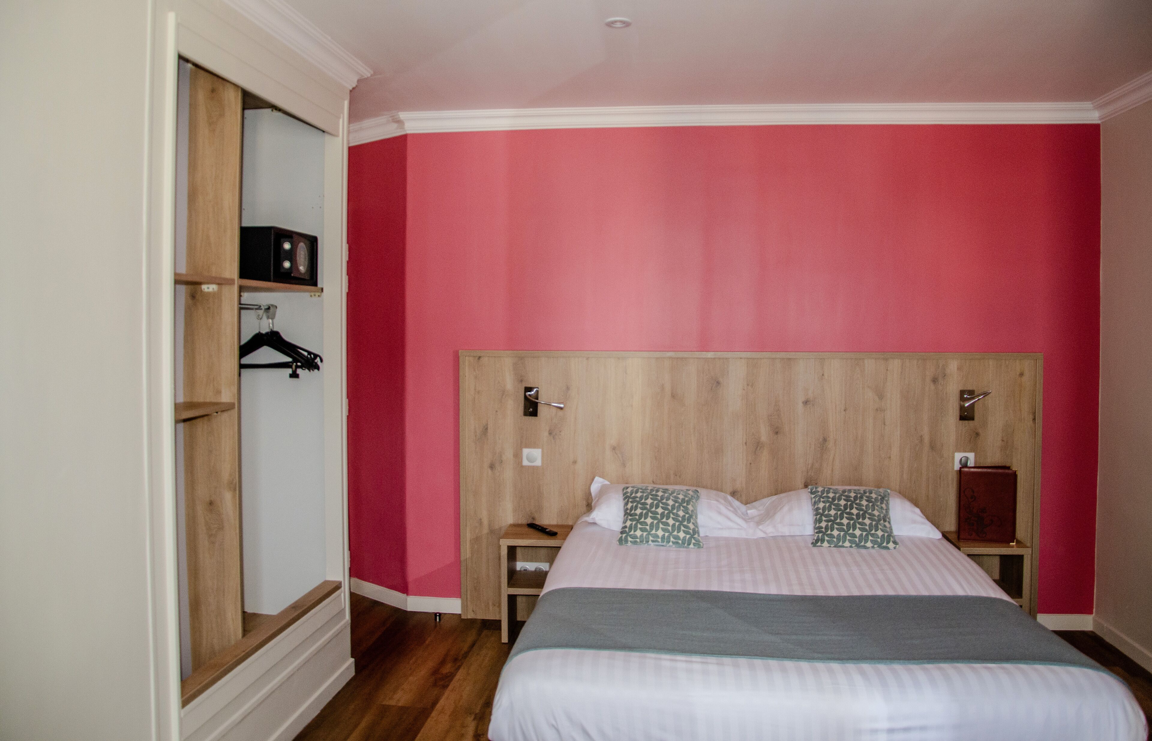 single room (supérieure) | in-room safe, individually decorated, desk, soundproofing