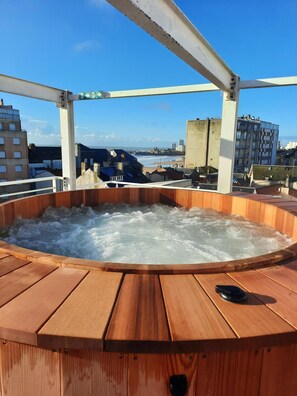 Outdoor spa tub