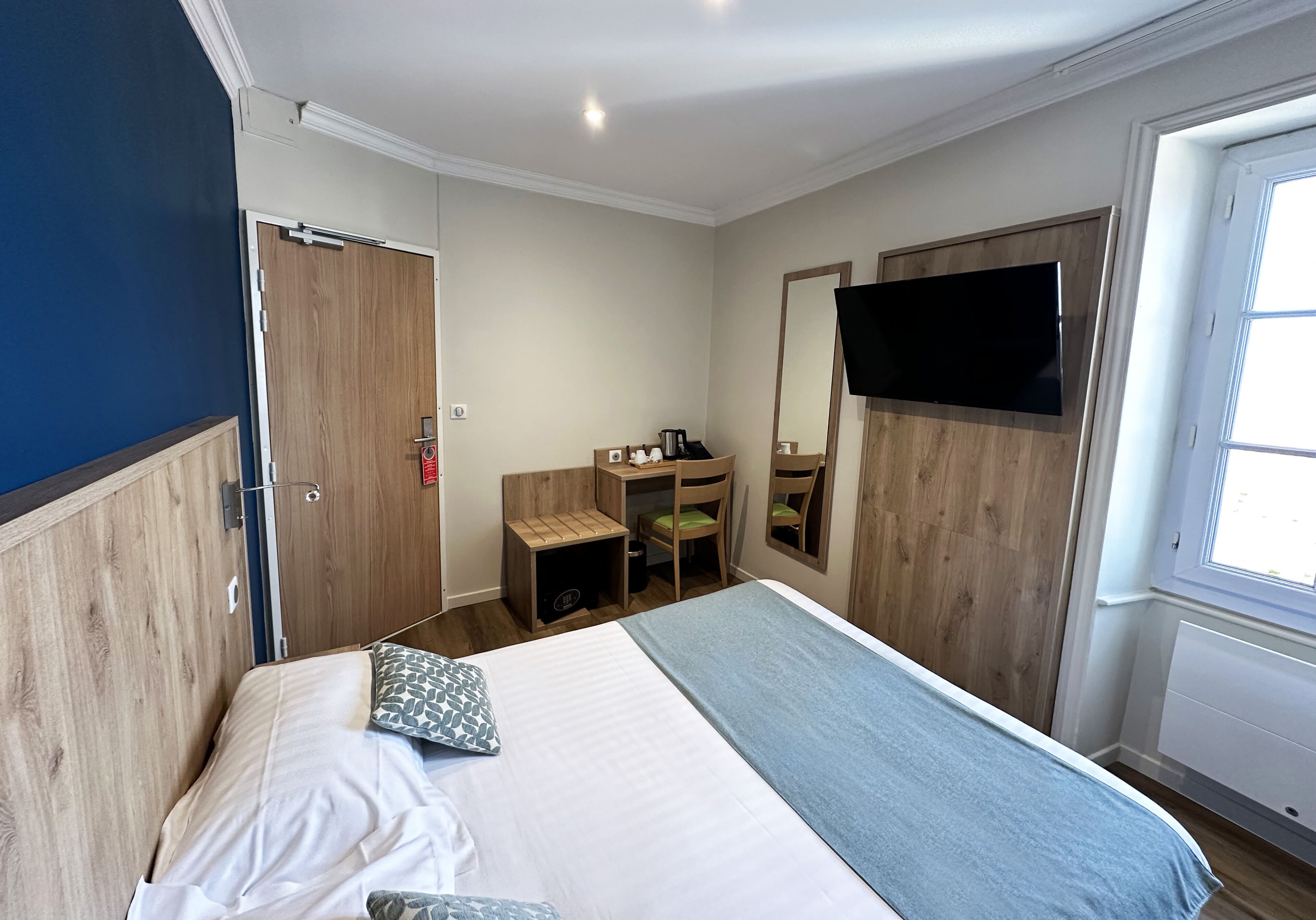 club room (nautile) | in-room safe, individually decorated, desk, soundproofing