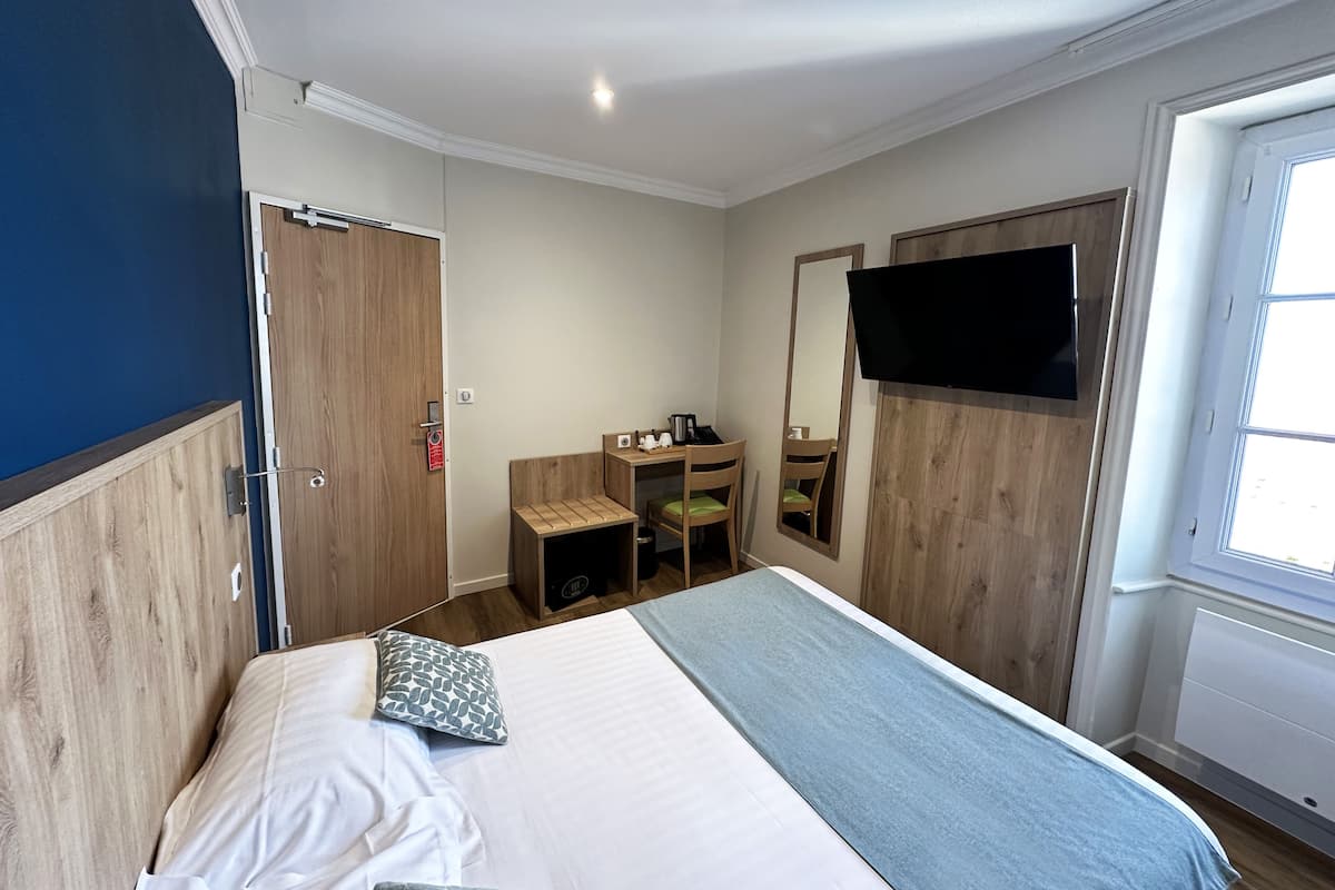 club room (nautile) | in-room safe, individually decorated, desk, soundproofing