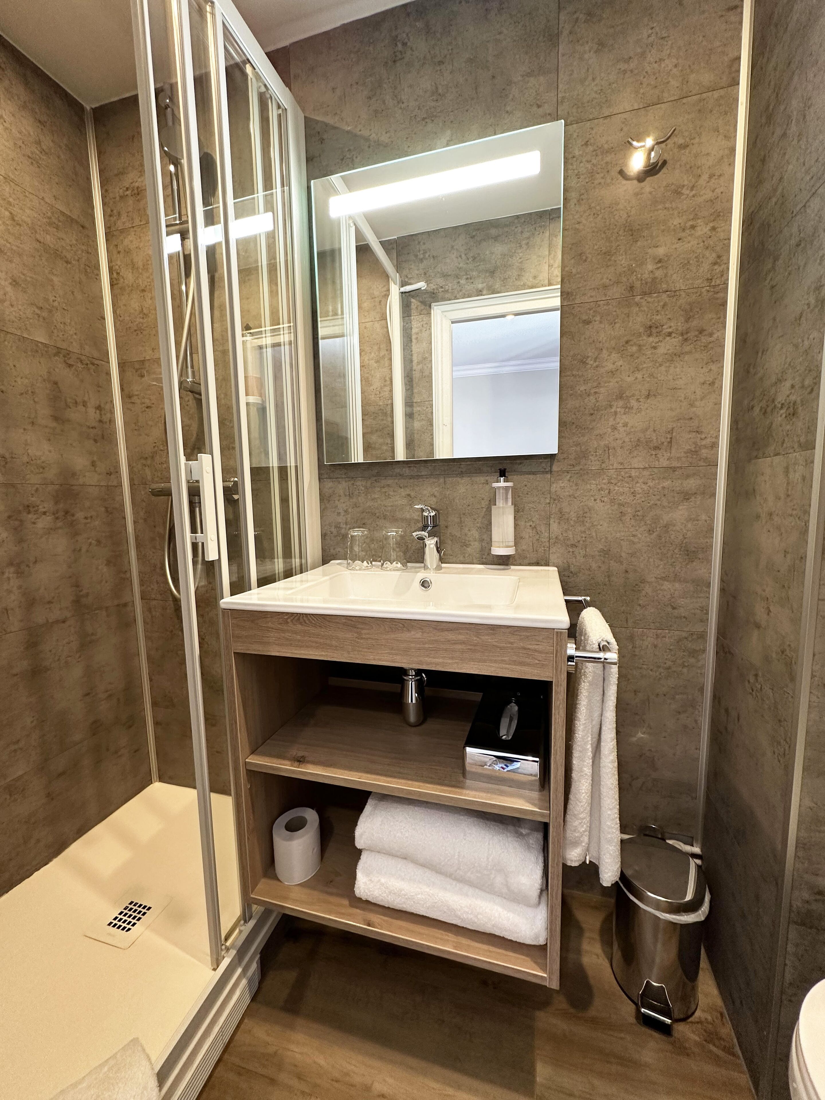 single room (supérieure) | bathroom | shower, hydromassage showerhead, free toiletries, hair dryer