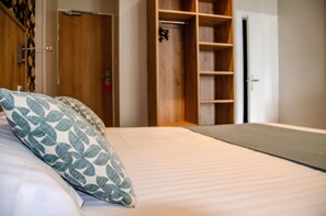 Habitación superior, vista al mar (Romance) | Caja de seguridad en la habitación y decoración personalizada