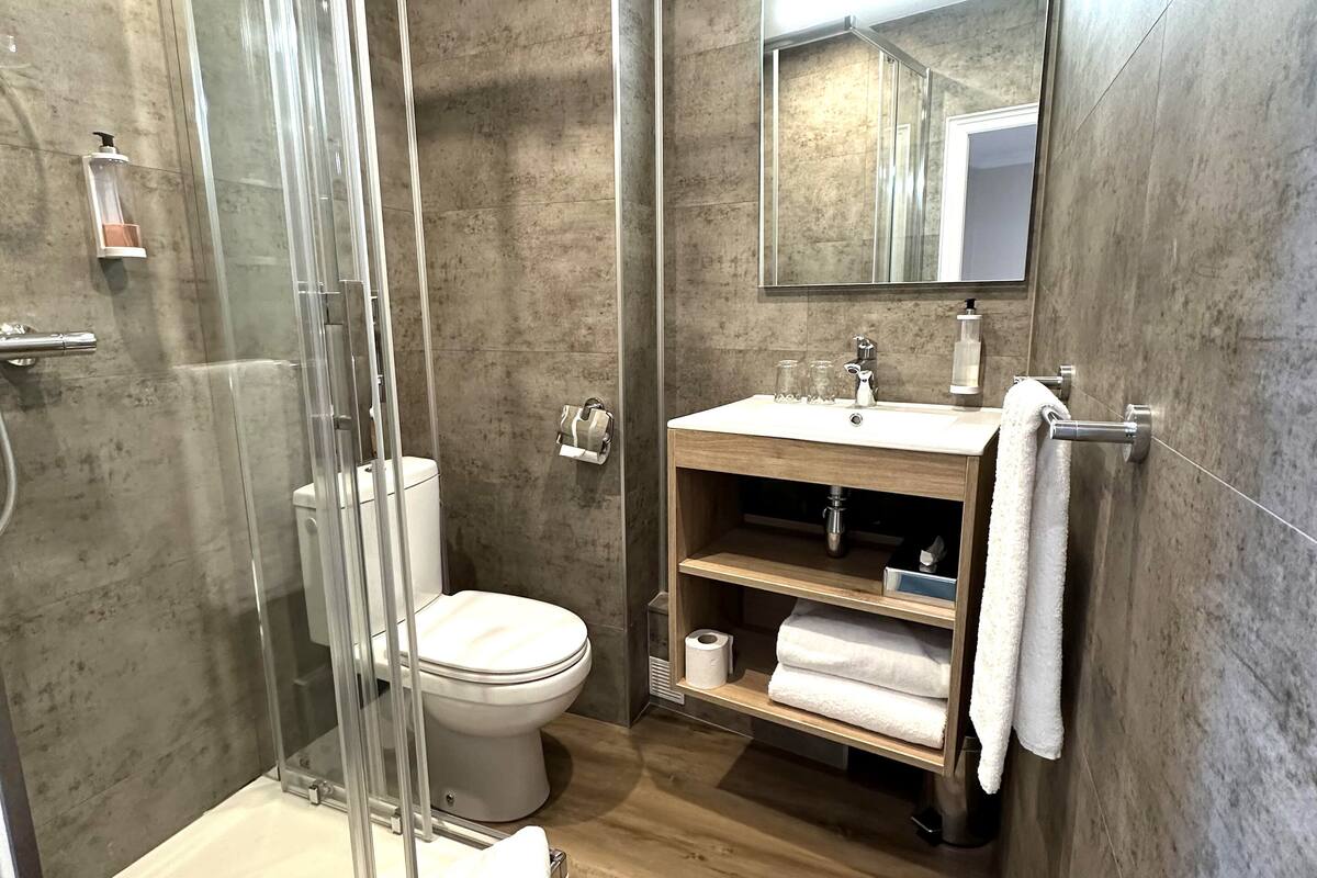 club room (nautile) | bathroom | shower, hydromassage showerhead, free toiletries, hair dryer