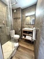 Quarto club (Nautile) | Banheiro | Chuveiro, ducha de hidromassagem, produtos de toalete grátis 