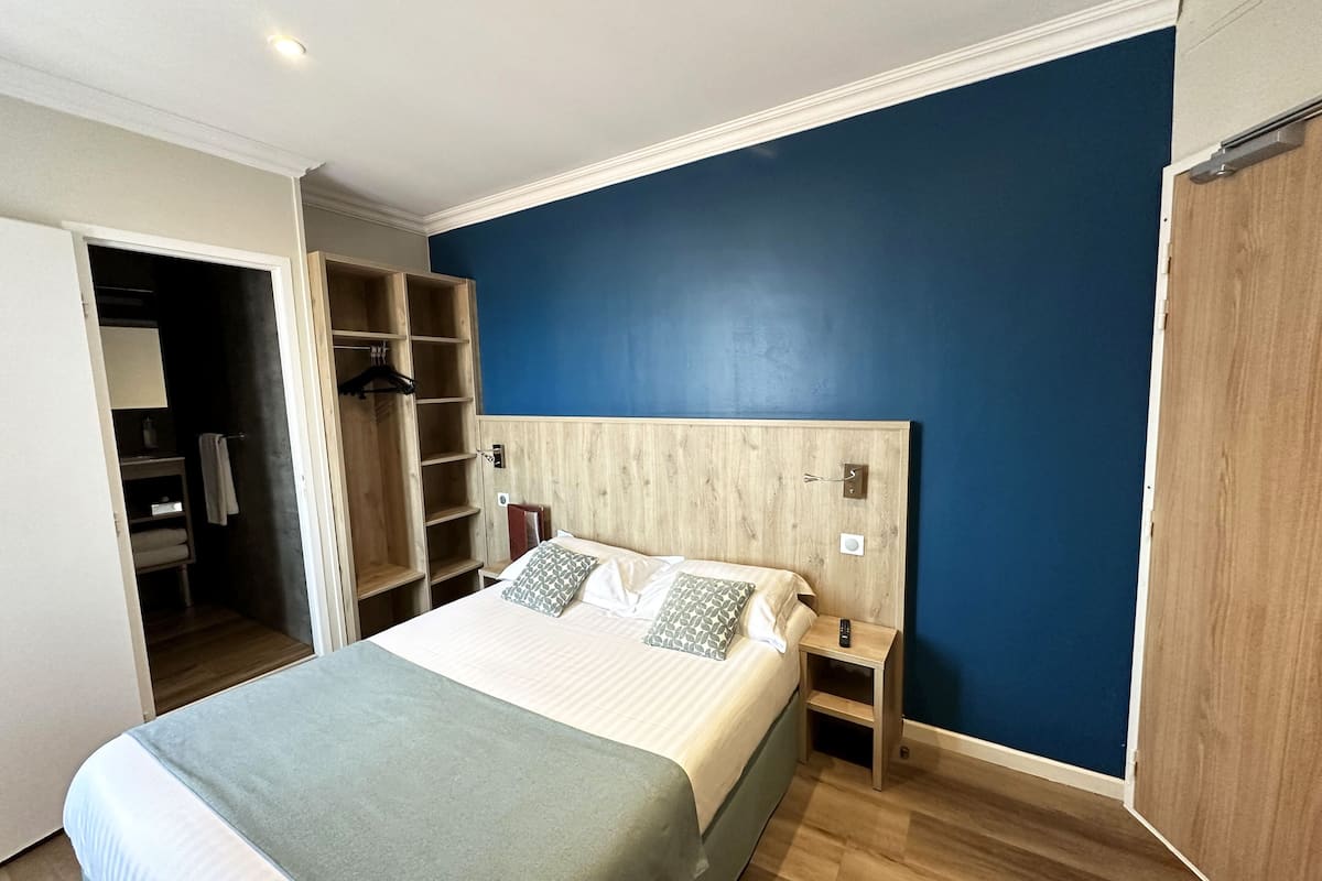 club room (nautile) | in-room safe, individually decorated, desk, soundproofing