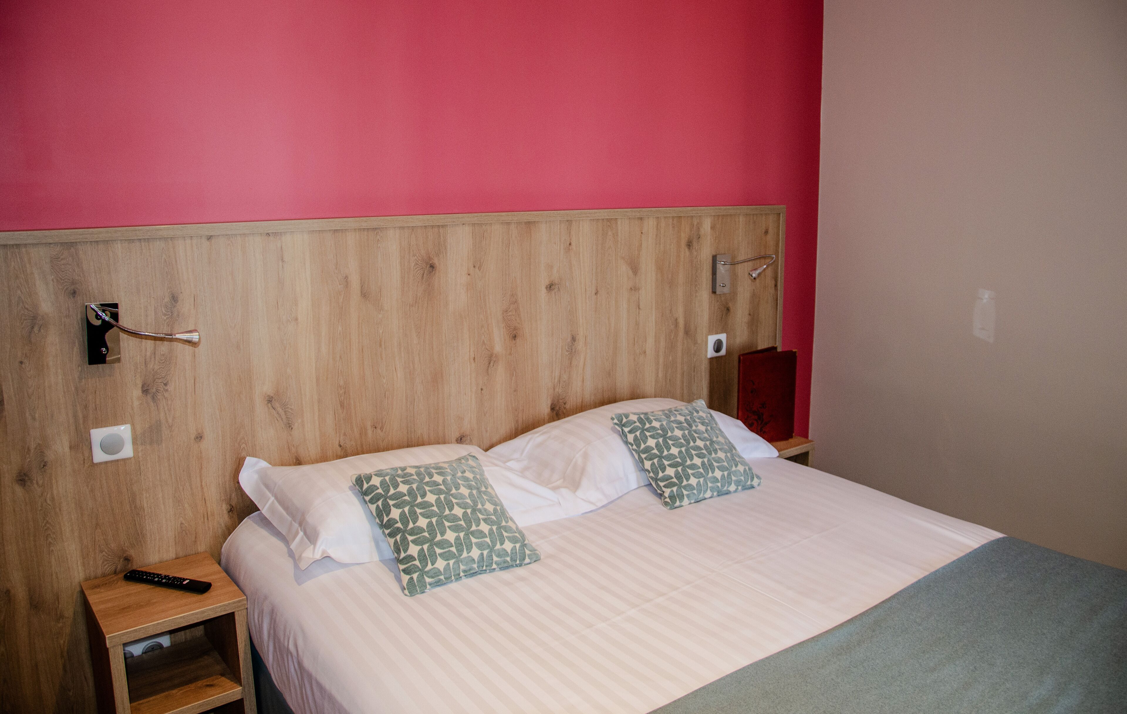 single room (supérieure) | in-room safe, individually decorated, desk, soundproofing