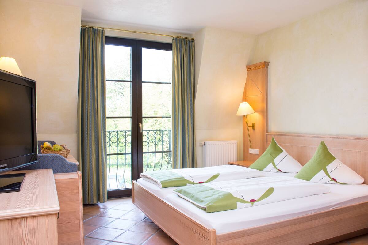 standard double room | in-room safe, individually decorated, individually furnished