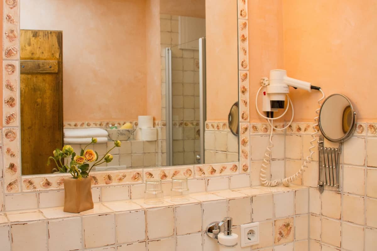 basic suite | bathroom sink