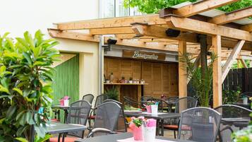 Lunch, dinner served; Italian cuisine, alfresco dining