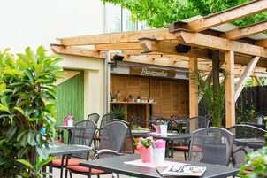 Lunch, dinner served; Italian cuisine, alfresco dining 