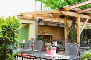 Se sirven comidas, cenas y cocina italiana con mesas al aire libre