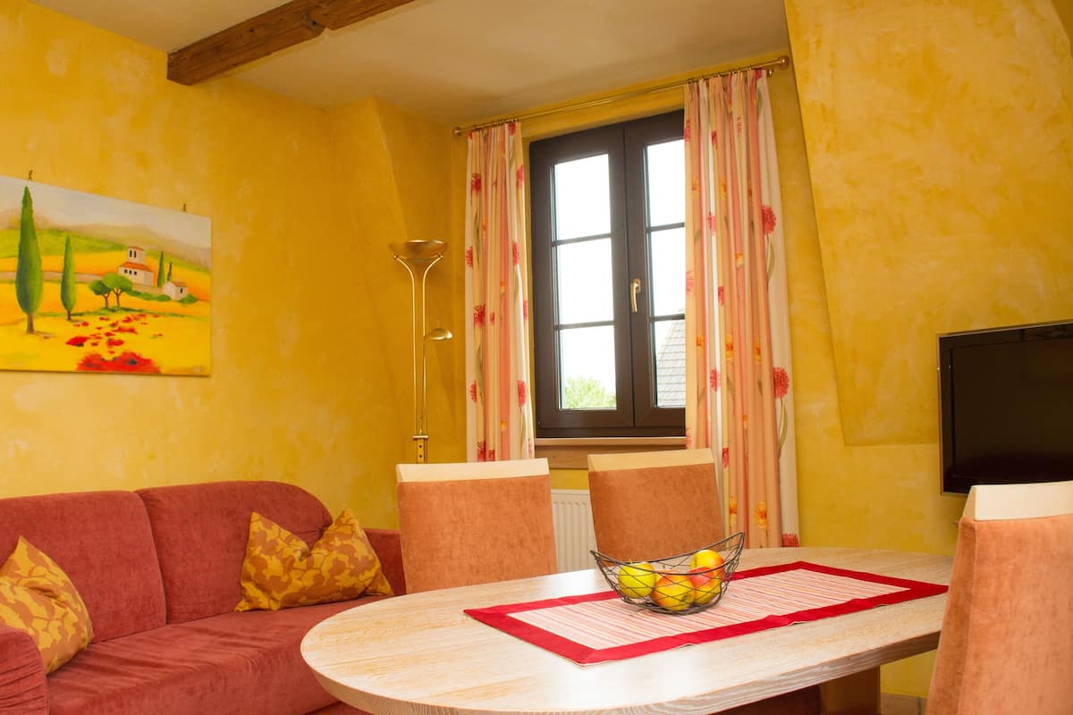 Basic Suite | In-room safe, individually decorated, individually furnished