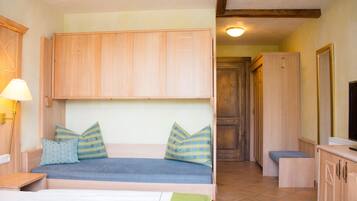 Standard-Doppelzimmer | Wohnbereich | LED-Fernseher, Arbeitsbereiche