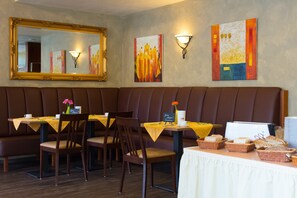Tägliches Frühstücksbuffet gegen Gebühr