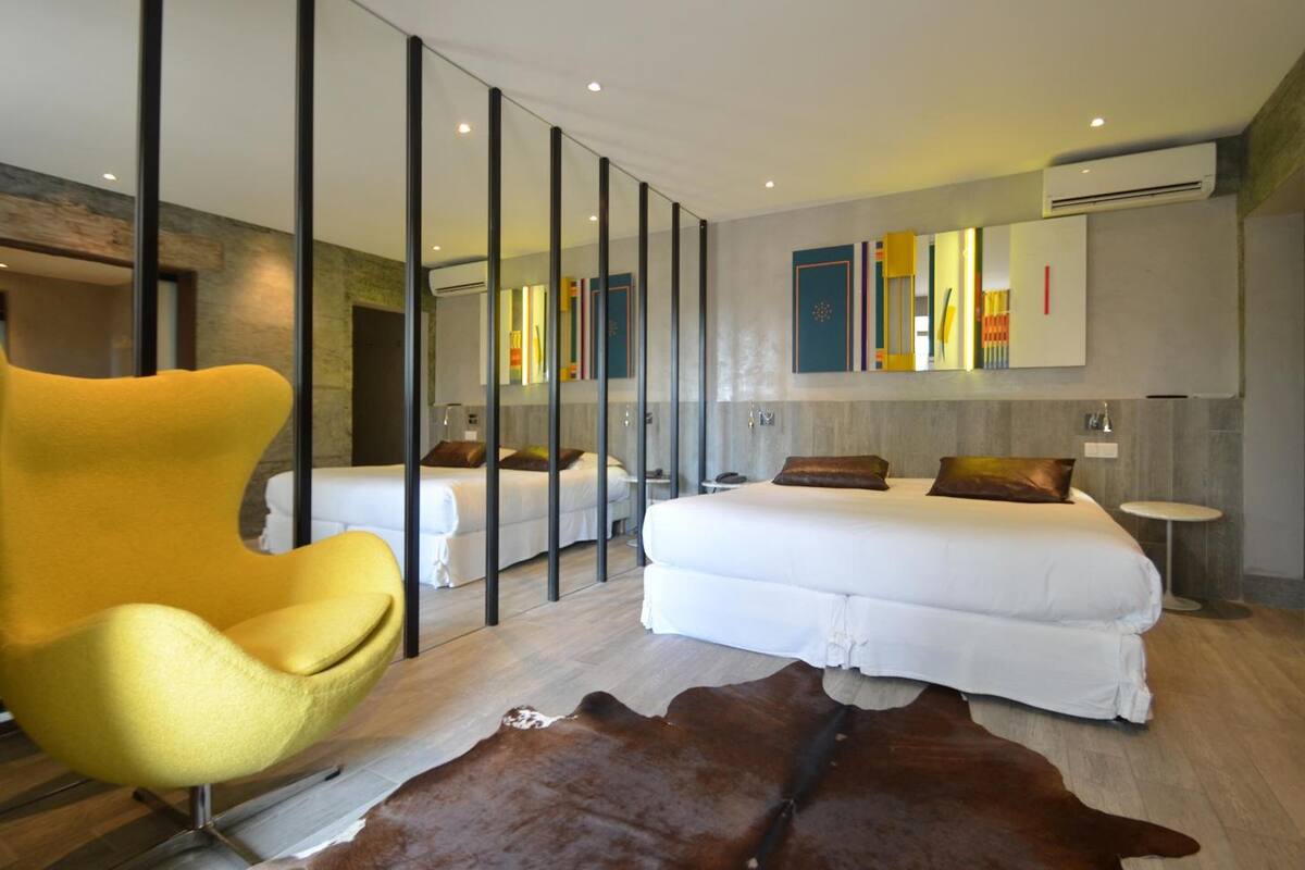 desk, iron/ironing board, free wifi