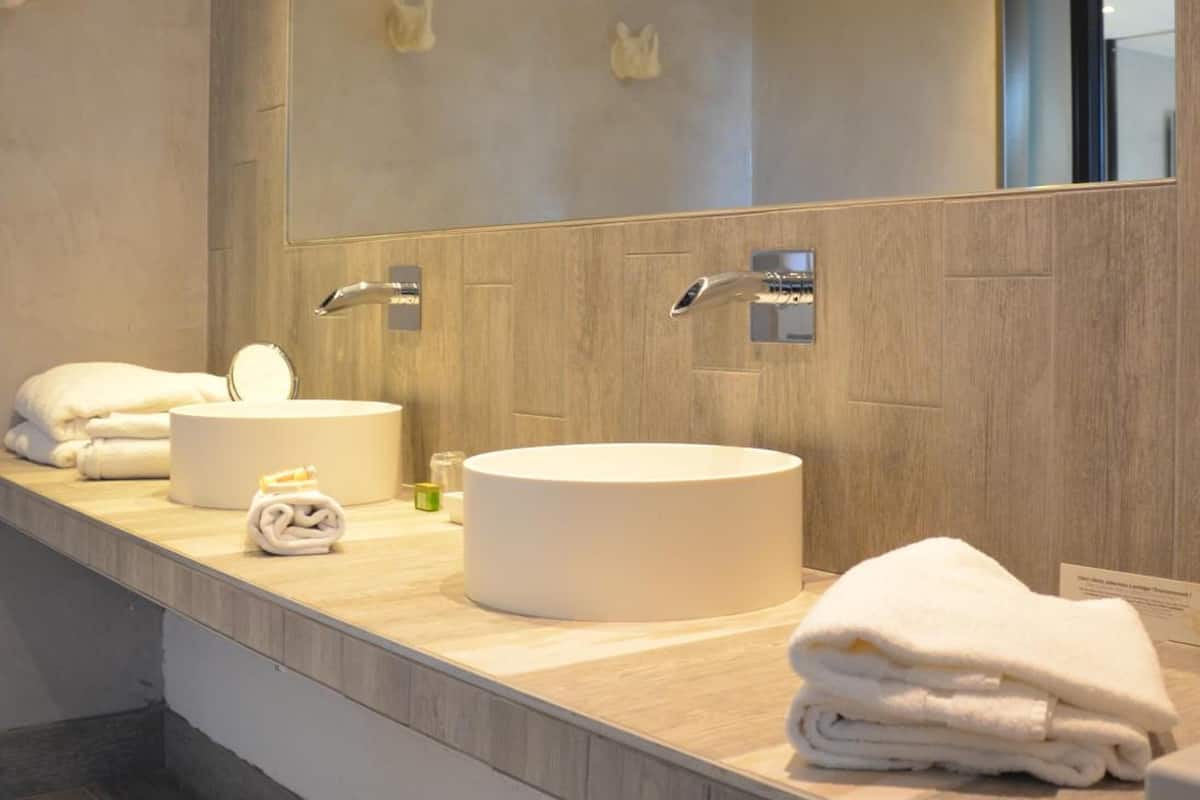 free toiletries, hair dryer