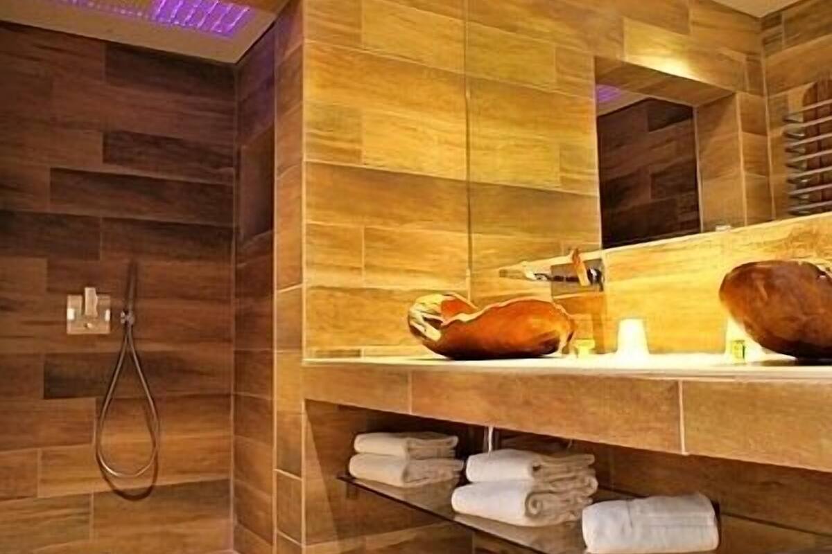 free toiletries, hair dryer