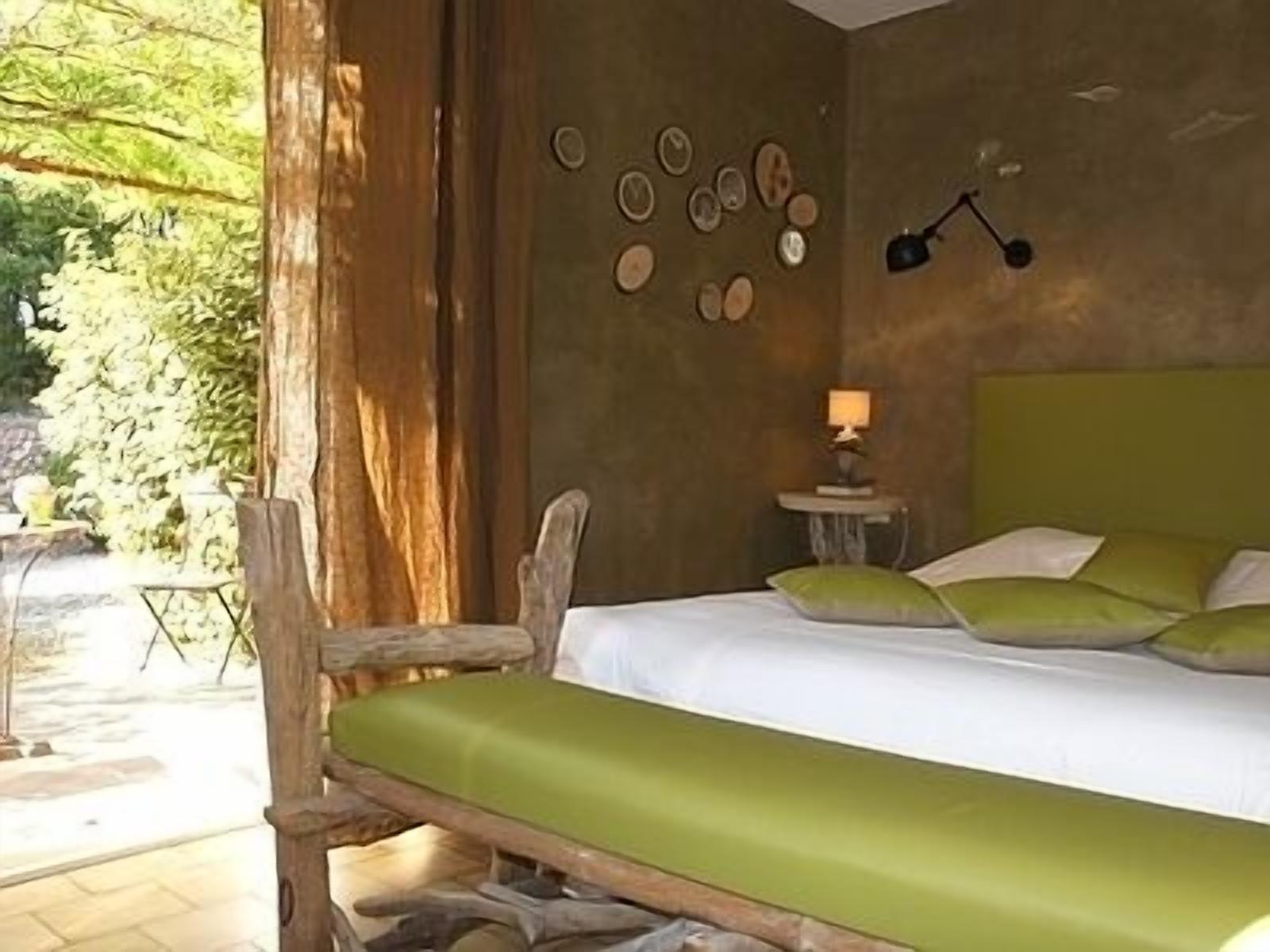 desk, iron/ironing board, free wifi