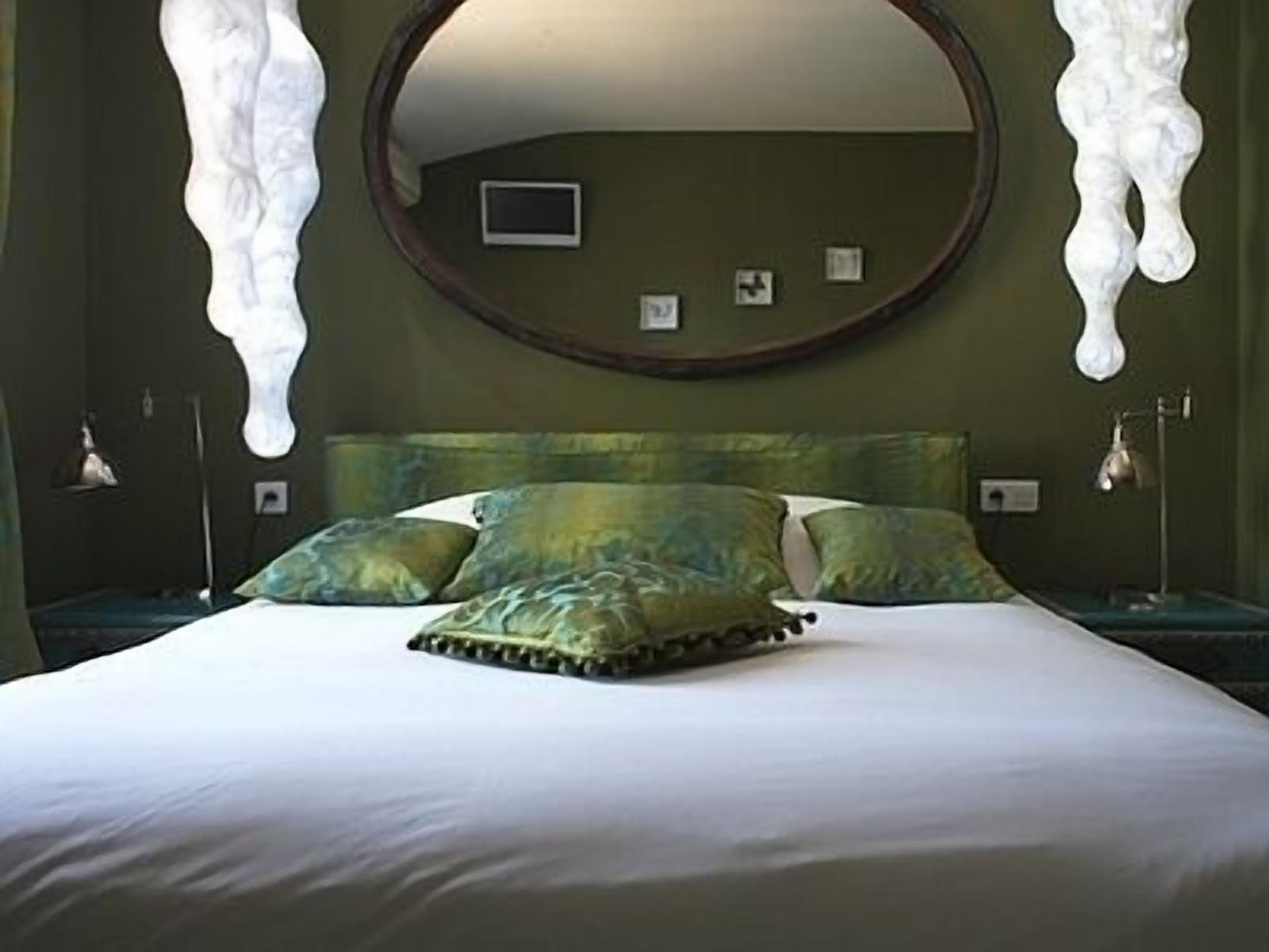 desk, iron/ironing board, free wifi