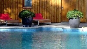 Una piscina al aire libre de temporada