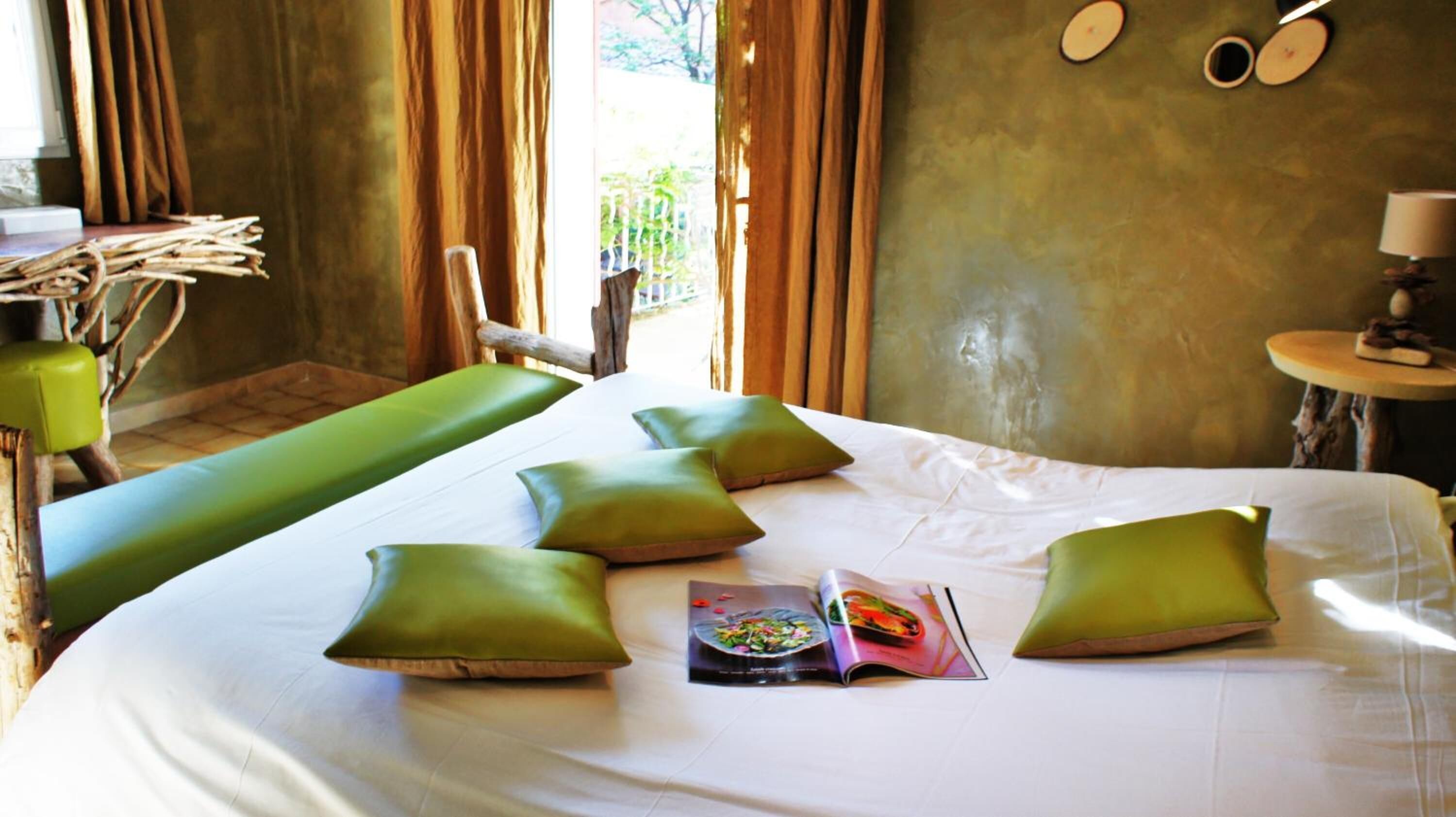 desk, iron/ironing board, free wifi