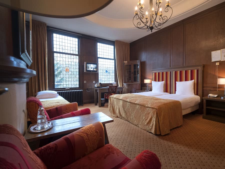 Driepersoonskamer | Een kluis op de kamer, een bureau, verduisterende gordijnen, gratis wifi