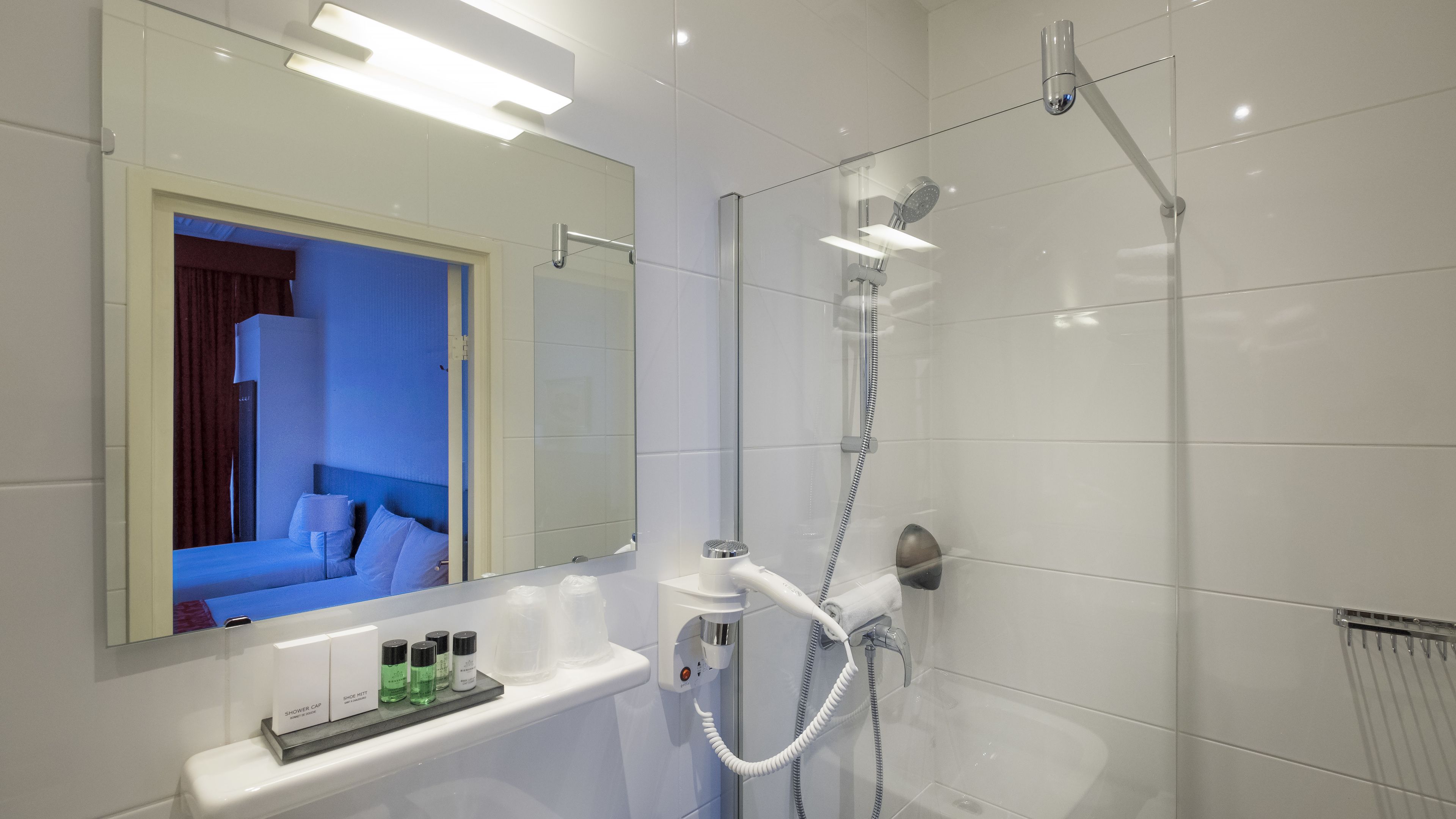 family room | 1 bedroom, in-room safe, desk, blackout curtains