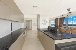 Luxury-Penthouse, 3 Schlafzimmer, Meerblick, am Strand | Eigene Küche | Großer Kühlschrank, Mikrowelle, Ofen, Herdplatte