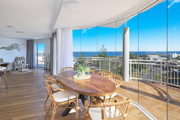 Ático de lujo, 3 habitaciones, vistas al mar, mirando al mar | Zona de estar | Televisión de 40 pulgadas con canales digitales