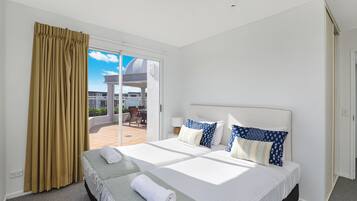 Decoración personalizada, muebles diferentes y cortinas blackout