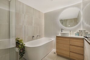Apartamento, 3 quartos, vista para o oceano | Banheiro | Produtos de toalete grátis, secador de cabelo, toalhas de banho 