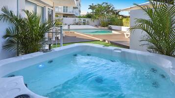 Bañera de hidromasaje exterior