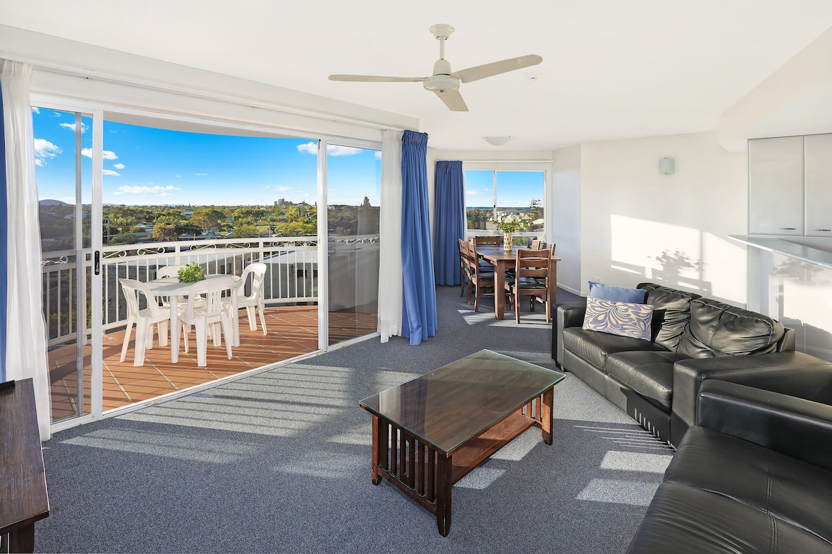 3 Bedroom Apartment | Living area | 40-inch TV with digital channels, table tennis