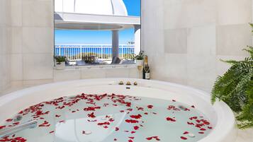 Luxury Penthouse, 3 Bedrooms, Ocean View, Sea Facing | Private spa tub