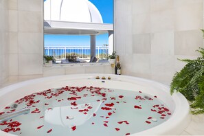 Penthouse de lujo, 3 habitaciones, vista al océano, frente al mar | Tina de hidromasaje privada