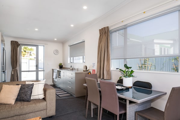 Family Apartment, 3 Bedrooms | Dining room