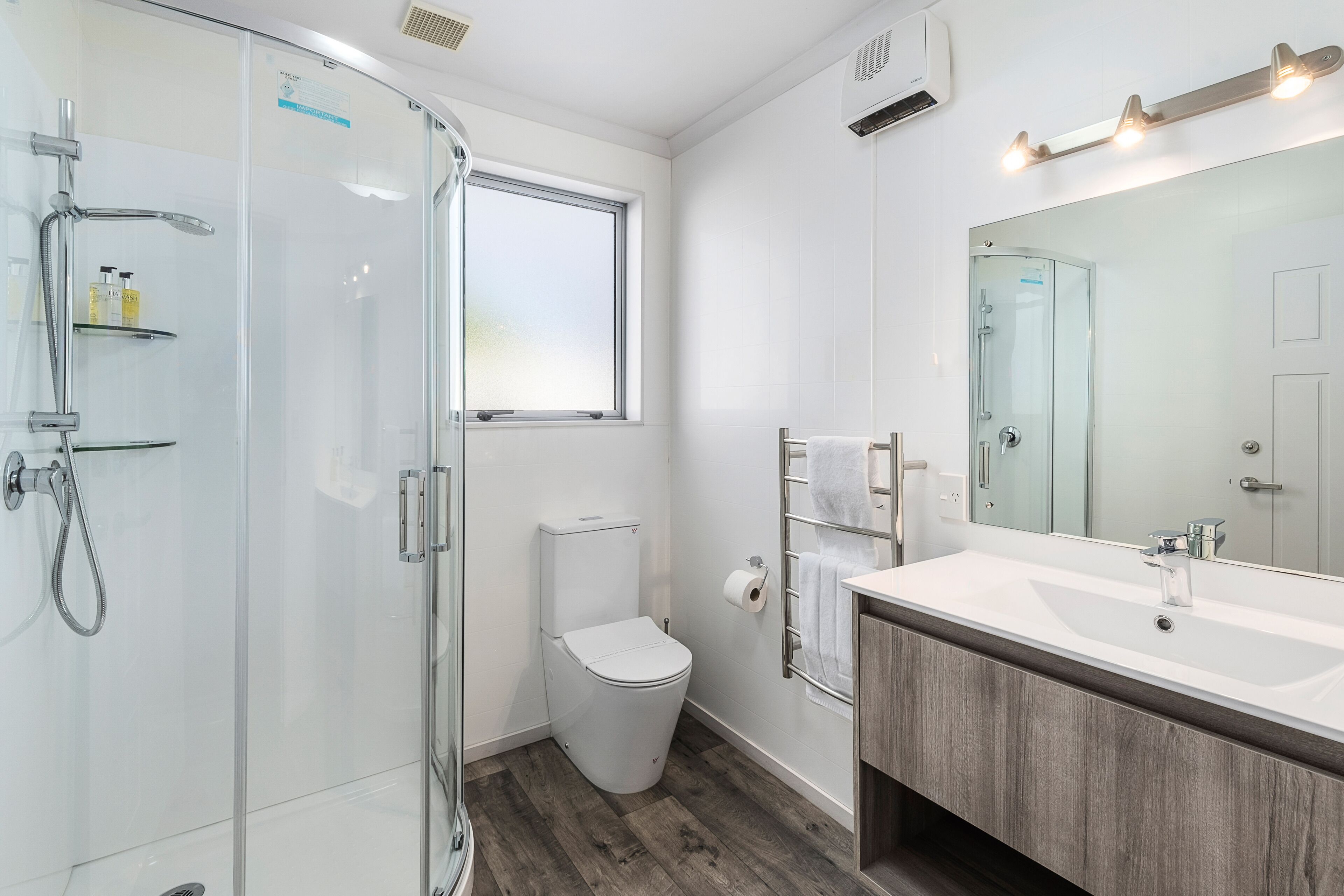 Family Apartment, 3 Bedrooms | Bathroom | Shower, hair dryer, towels