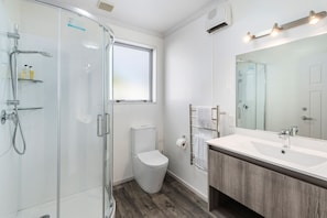 Family Apartment, 3 Bedrooms | Bathroom