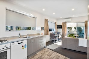 Family Apartment, 3 Bedrooms | Private kitchen