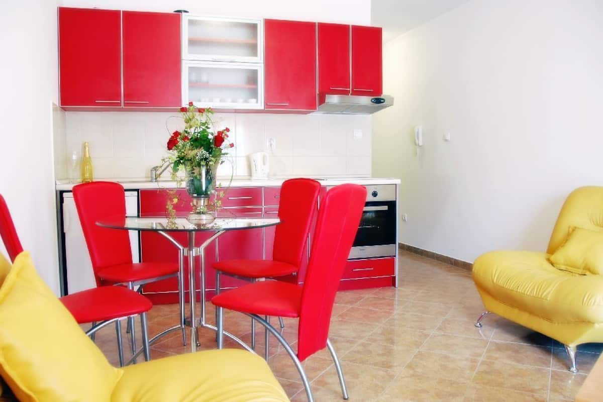 Apartment for 2 people | Cocina privada | Refrigerador, horno, parrilla de estufa y cafetera y tetera