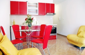 Apartment for 2 people | Private kitchen | Fridge, oven, stovetop, coffee/tea maker - Sun Village Apartments (Denovici)