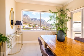 Penthouse de lujo | Área de sala de estar | Televisión de pantalla plana de 32 pulgadas con canales vía satélite 