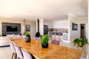 Penthouse de lujo | Área de sala de estar | Televisión de pantalla plana de 32 pulgadas con canales vía satélite 