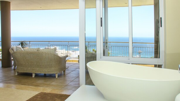 Executive Suite | Hypo-allergenic bedding available, in-room safe, desk, laptop workspace - 3 On Camps Bay (Cape Town)