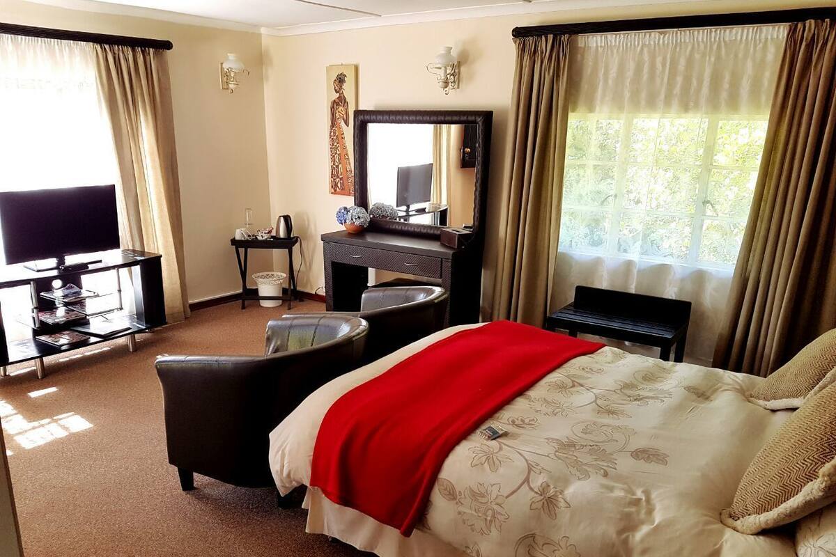 Family Suite | Premium bedding, down comforters, in-room safe, desk